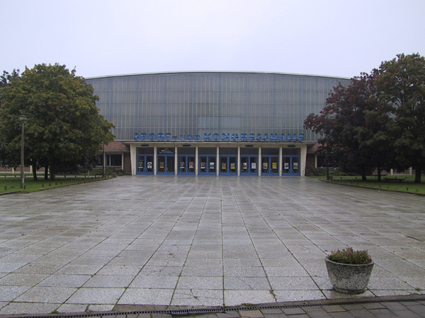 Wirkungsstätten, Wirkungstätten, Sport- und Kongresshalle Schwerin, Haupteingang - Sportclub Traktor Schwerin